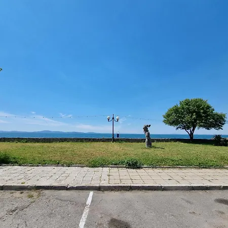 При Тони Apartment *